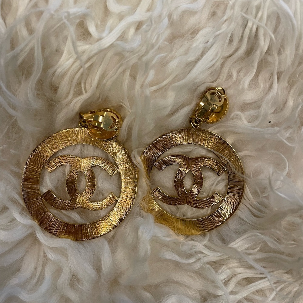 Excellent condition Vintage Chanel CC clip on earrings! From 1993.